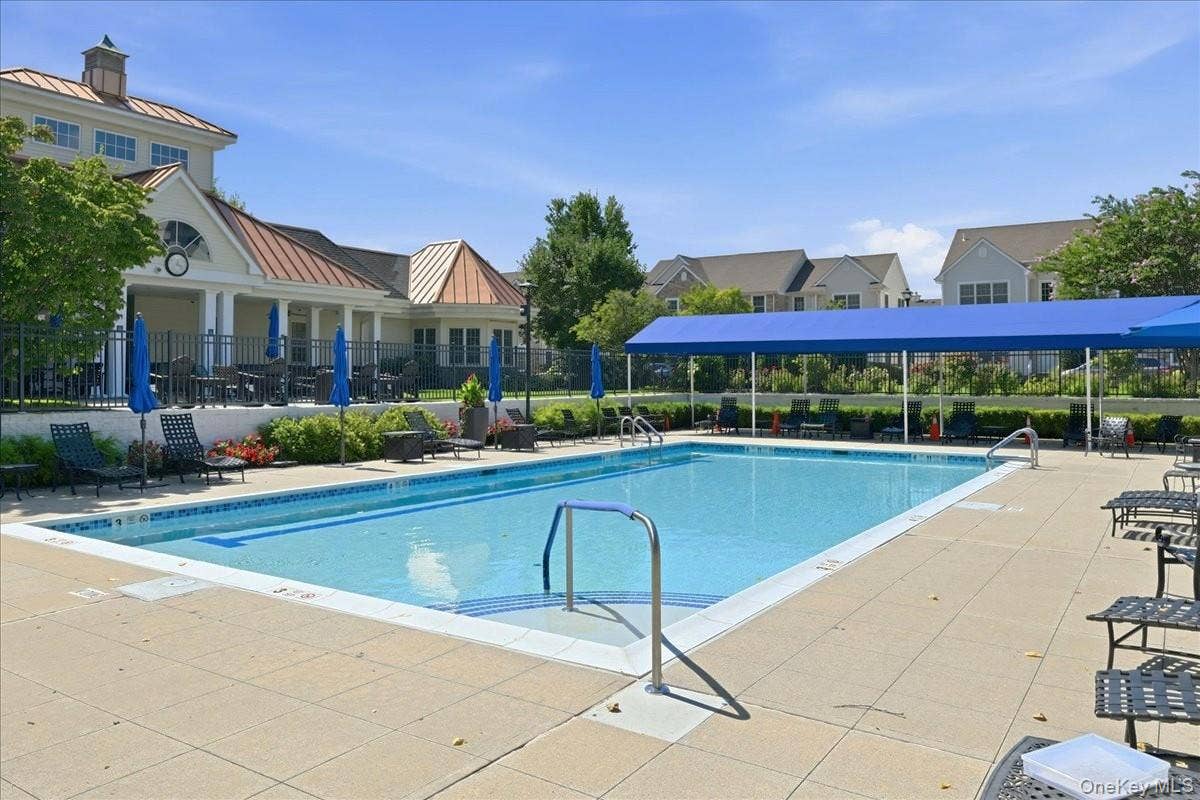 15 Overlook, Port Washington, NY 11050 Pool