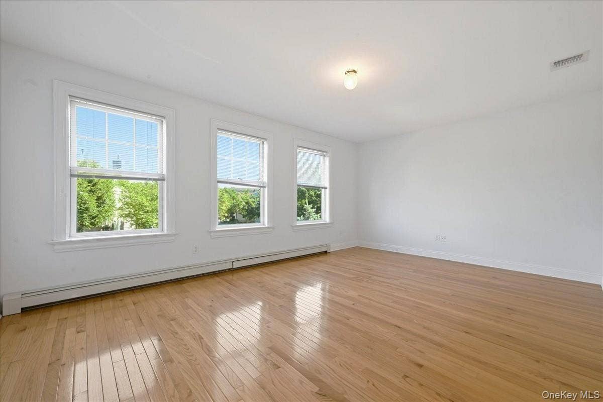 15 Overlook, Port Washington, NY 11050 Bedroom