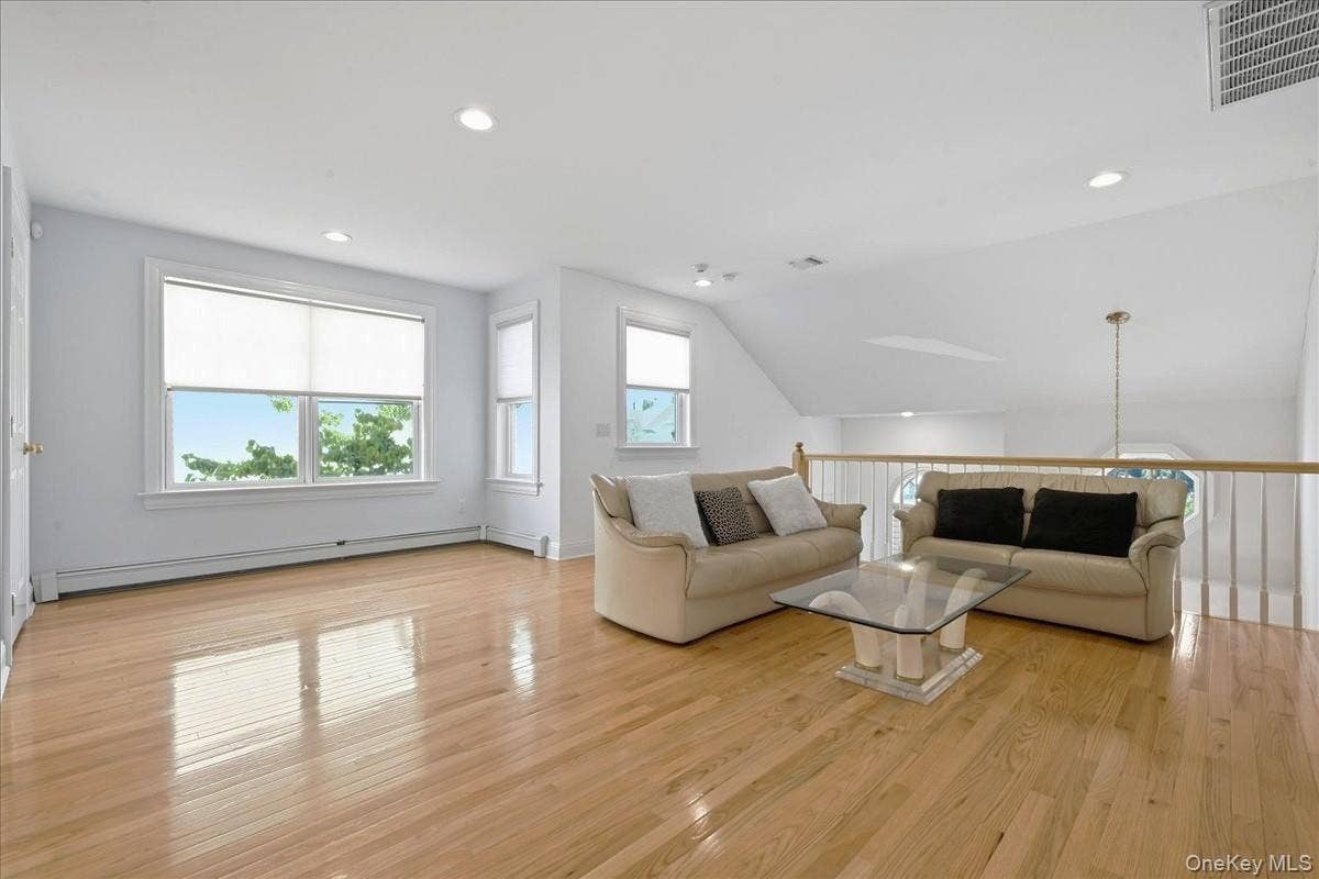 15 Overlook, Port Washington, NY 11050 Loft