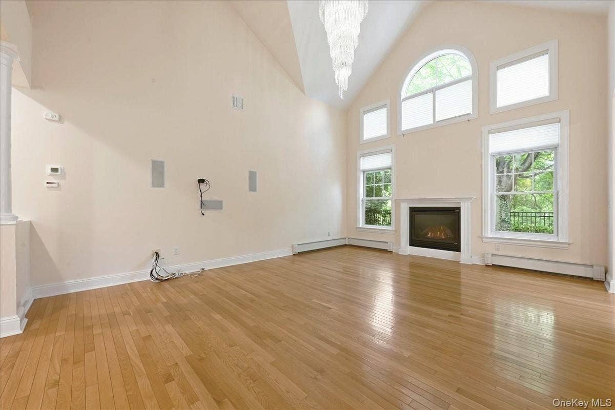15 Overlook, Port Washington, NY 11050 Living Room