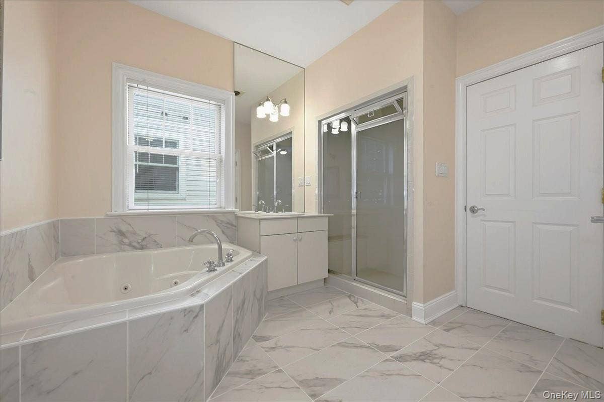 15 Overlook, Port Washington, NY 11050 Primary Bathroom