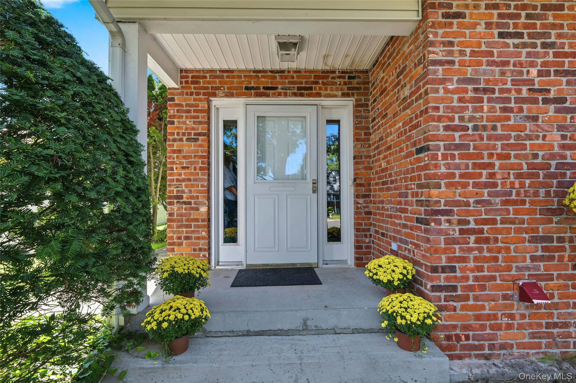 76 Hernan Avenue, Locust Valley, NY 11560 Entry