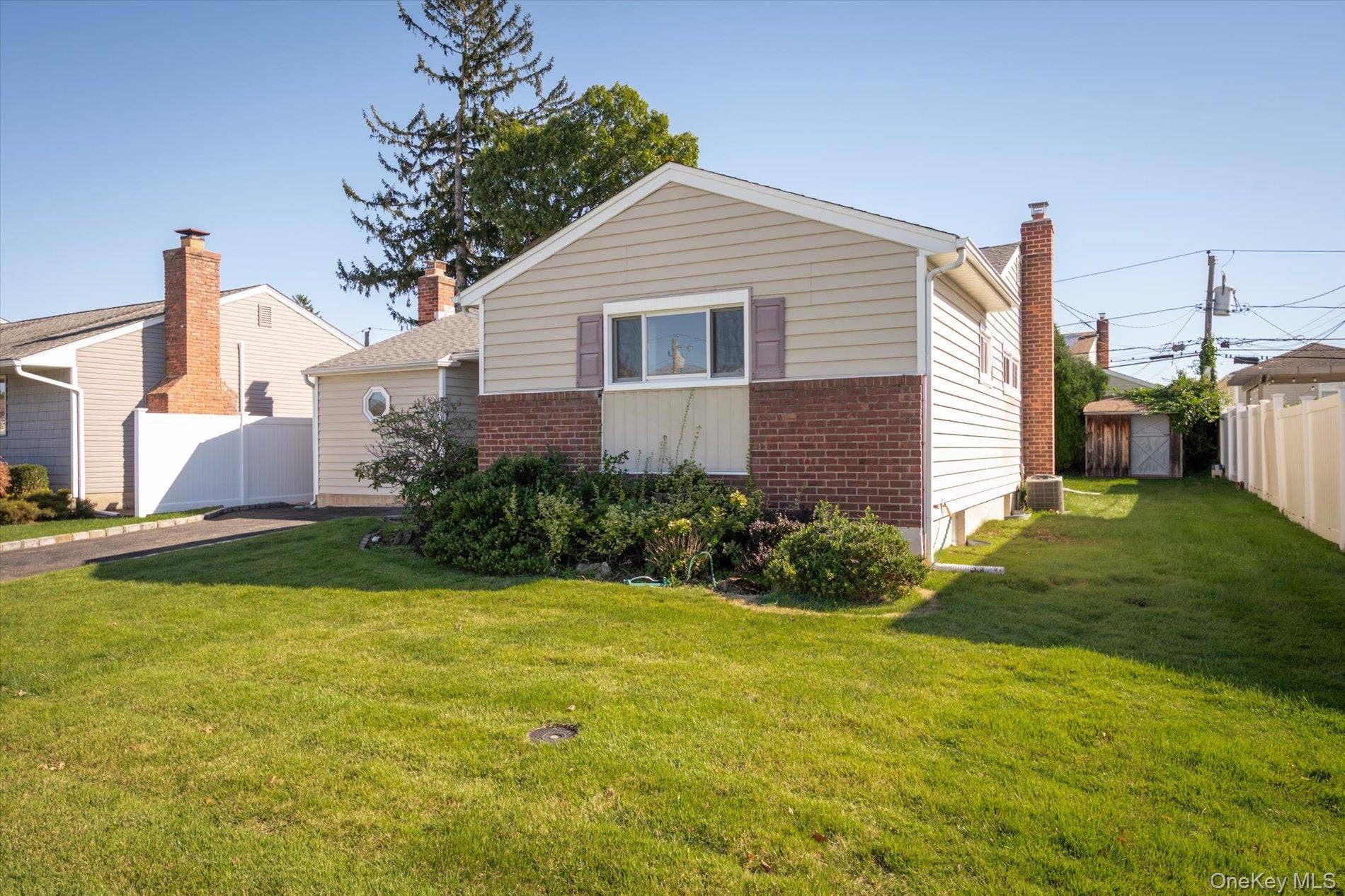 46 Hunter Lane, Hicksville, NY 11801
