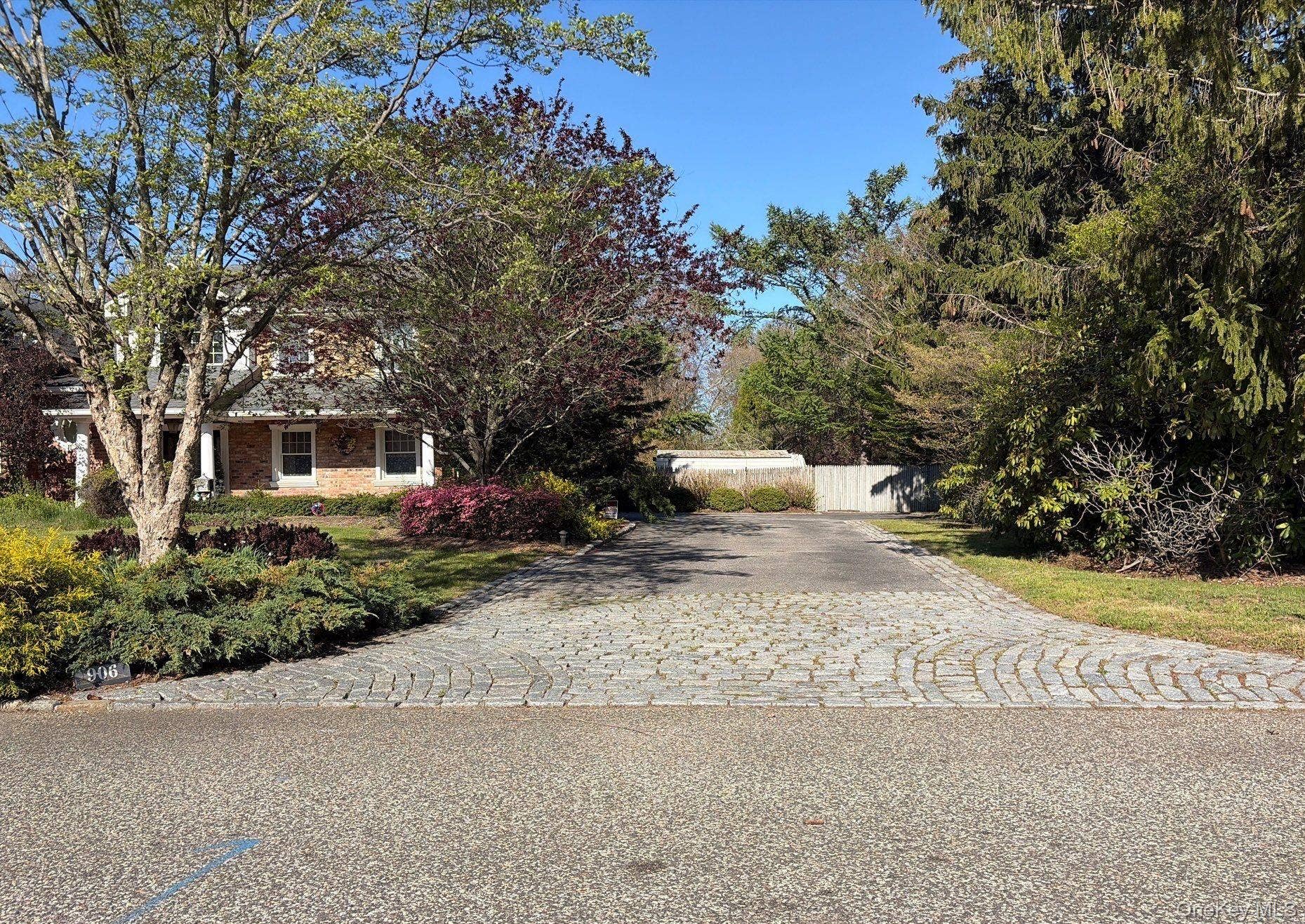 906 Thompson Drive, Bay Shore, NY 11706 906 Thompson Drive, Bay Shore, NY 11706