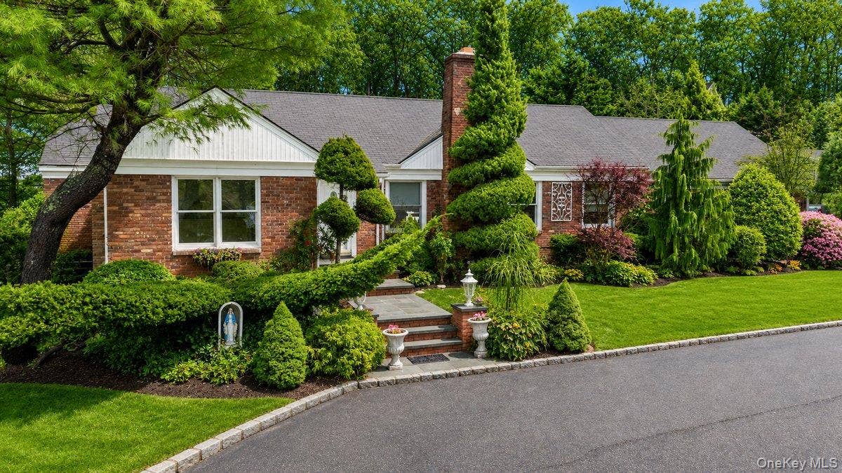 33 Fleets Cove Road, Huntington, NY 11743 33 Fleets Cove Road, Huntington, NY 11743