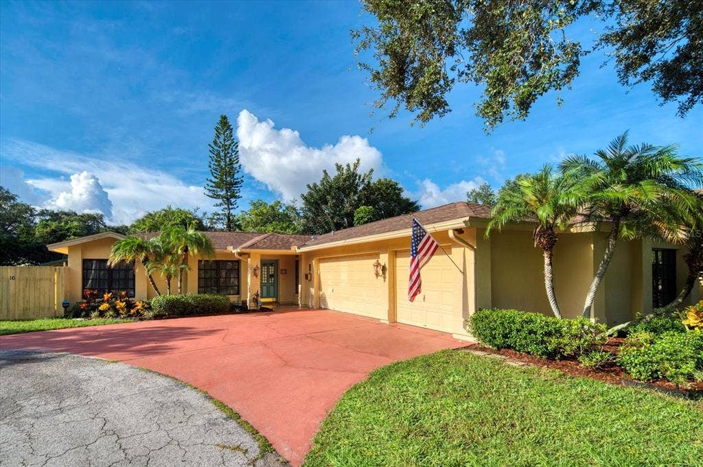 16 EVONAIRE CIRCLE, Belleair, FL 33756 Front Exterior - 3 car garage