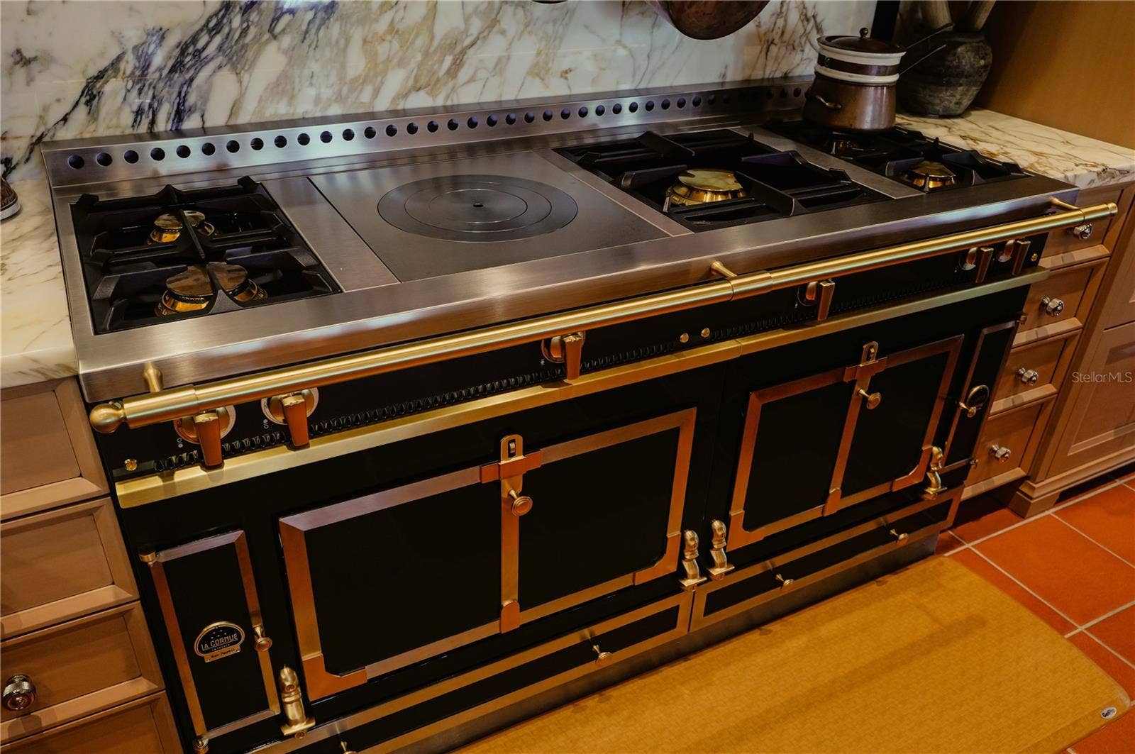 139 S WASHINGTON DRIVE, Sarasota, FL 34236 ART OF THE KITCHEN5-STAR LA CORNUE (EN FRANCE) STOVE/OVEN AND HOOD.