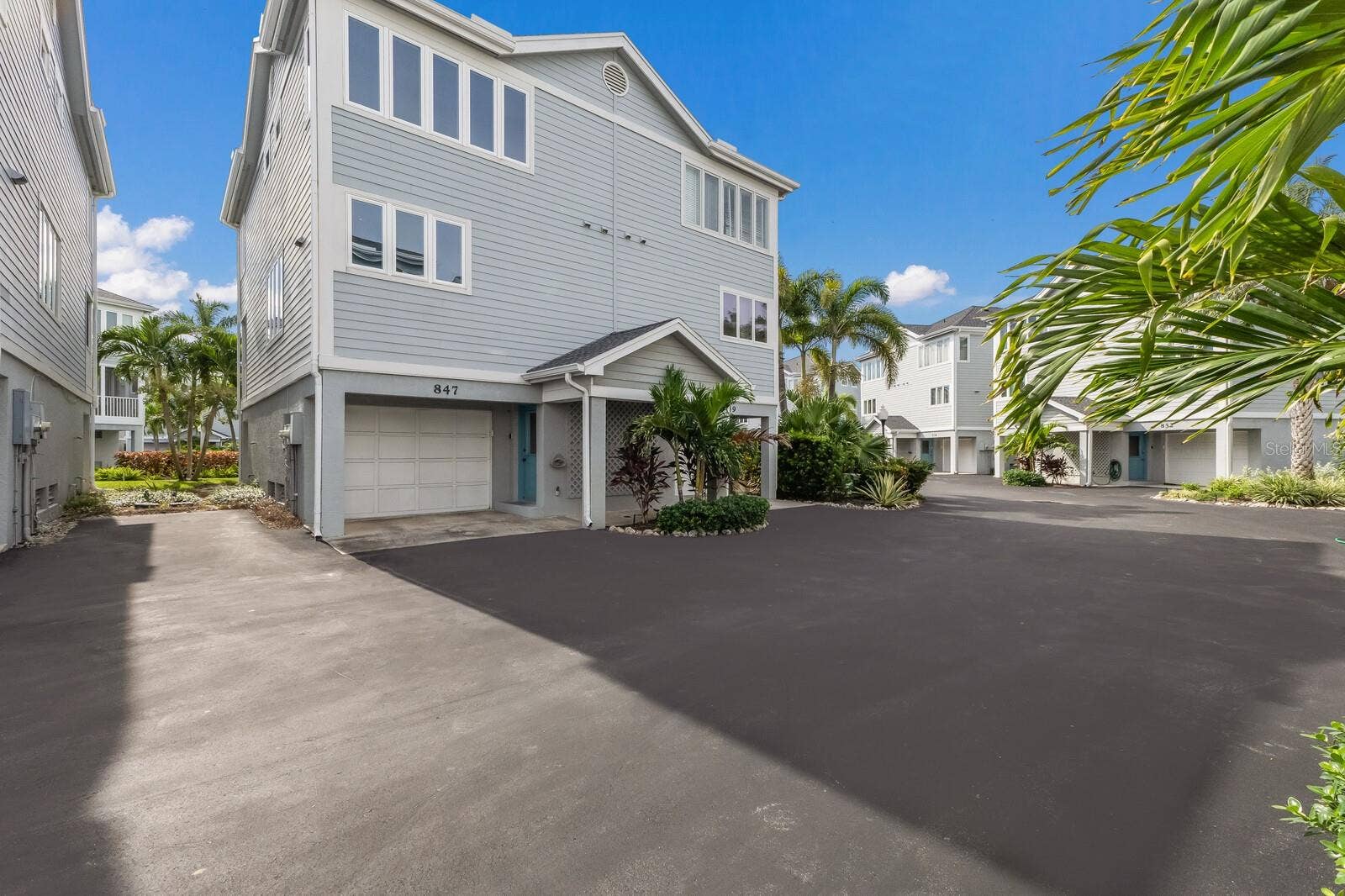 847 EVERGREEN WAY, Longboat Key, FL 34228 Front entry with guest parking space adjacent