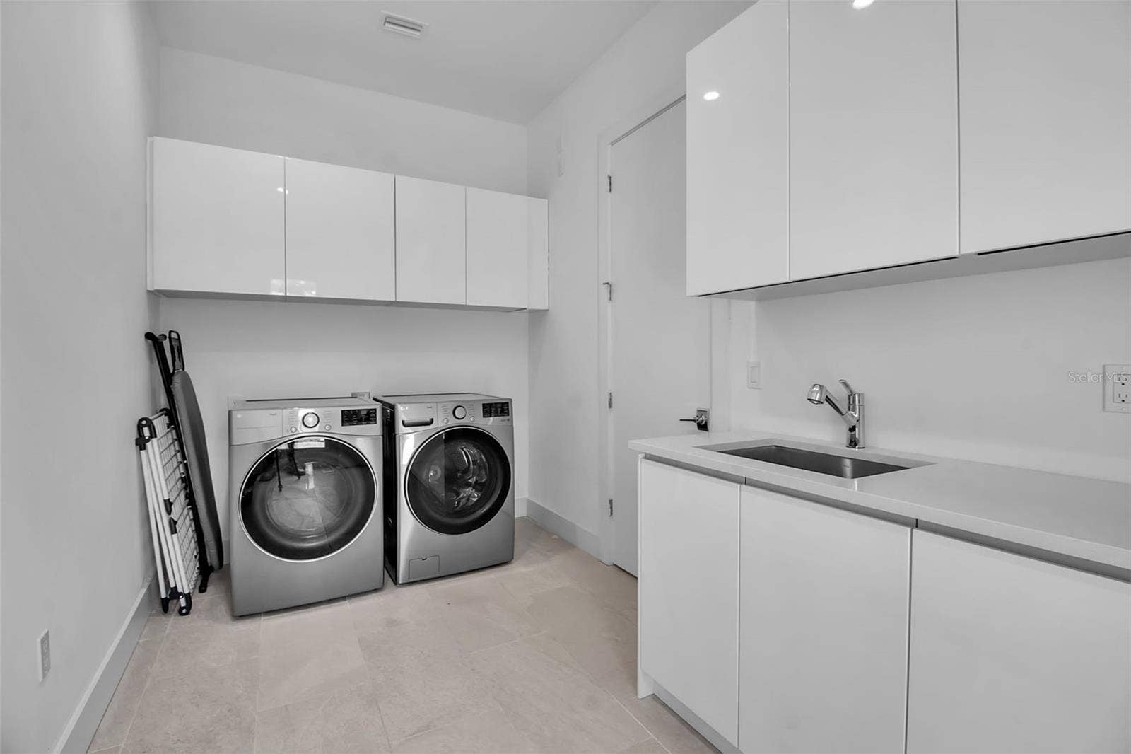 2231 WOOD STREET, Sarasota, FL 34237 Laundry Room