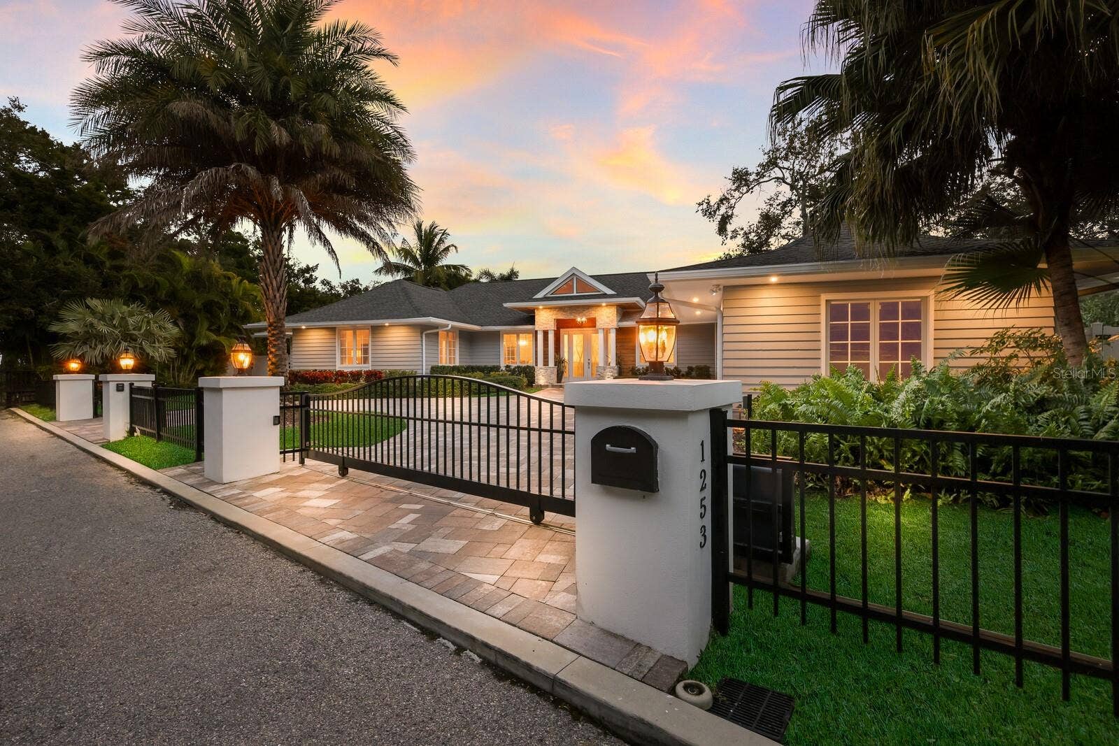 1253 N BASIN LANE, Sarasota, FL 34242 1253 N BASIN LANE, Sarasota, FL 34242