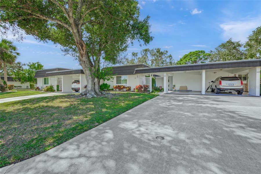 Property photo for 1325 GLEN OAKS DRIVE E, #133, Sarasota, FL