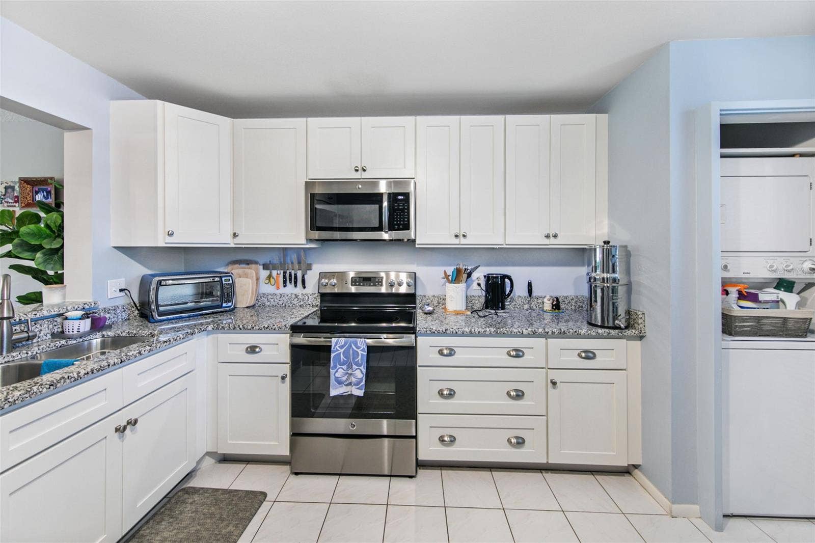 611 WOODLAWN DRIVE, #611, Bradenton, FL 34210 Kitchen