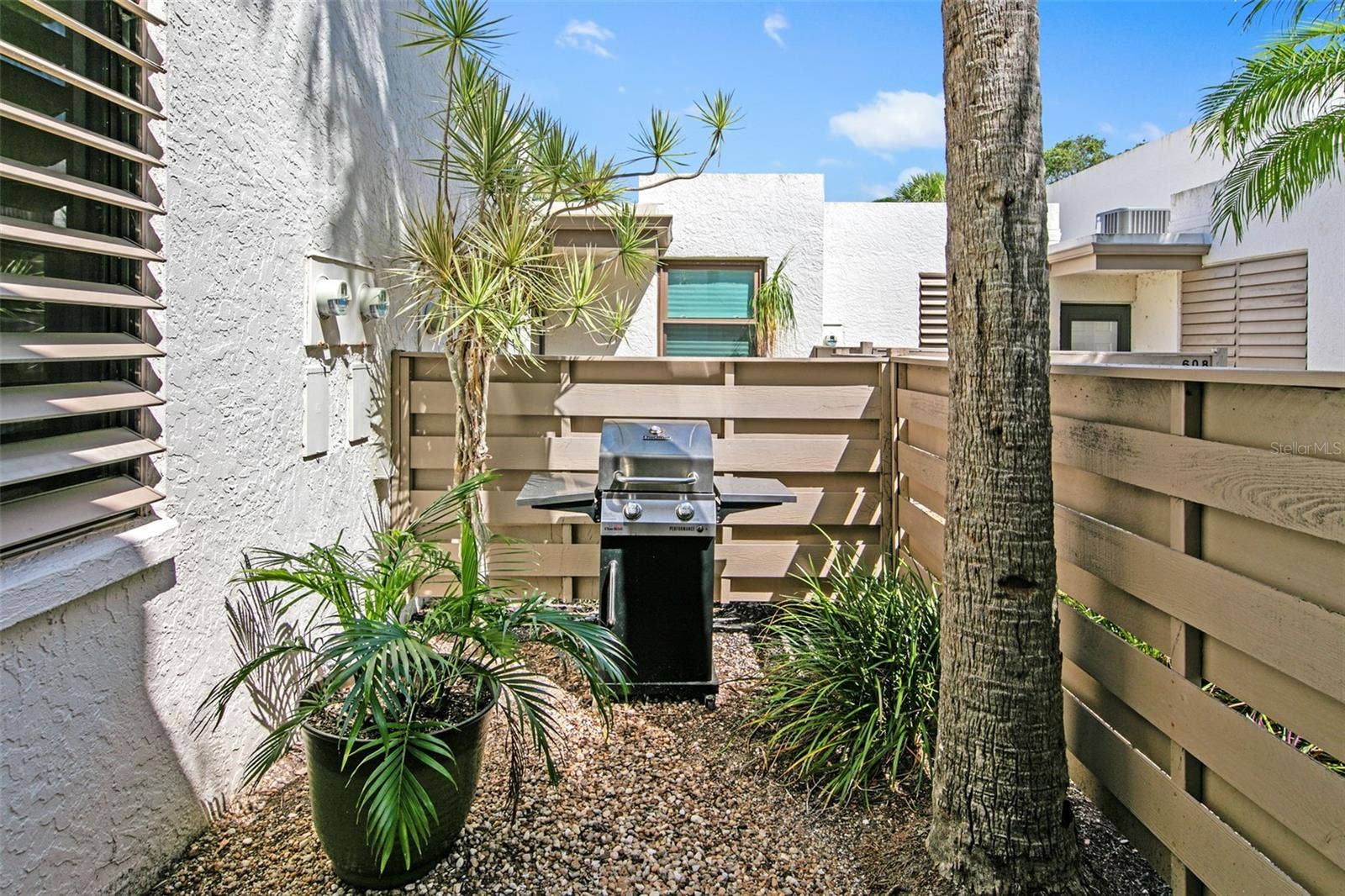 611 WOODLAWN DRIVE, #611, Bradenton, FL 34210 Outdoor courtyard