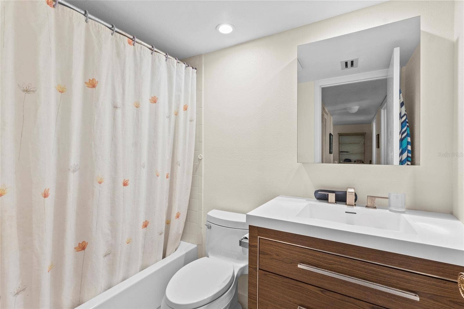 1633 BOATHOUSE CIRCLE, #232, Sarasota, FL 34231 Second bathroom
