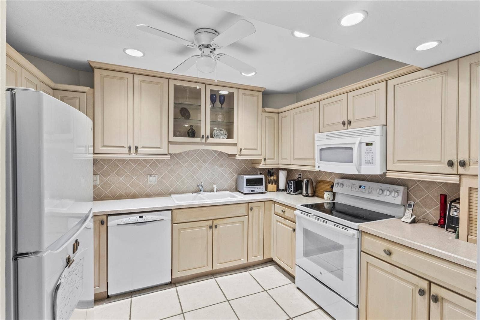 1633 BOATHOUSE CIRCLE, #232, Sarasota, FL 34231 Kitchen