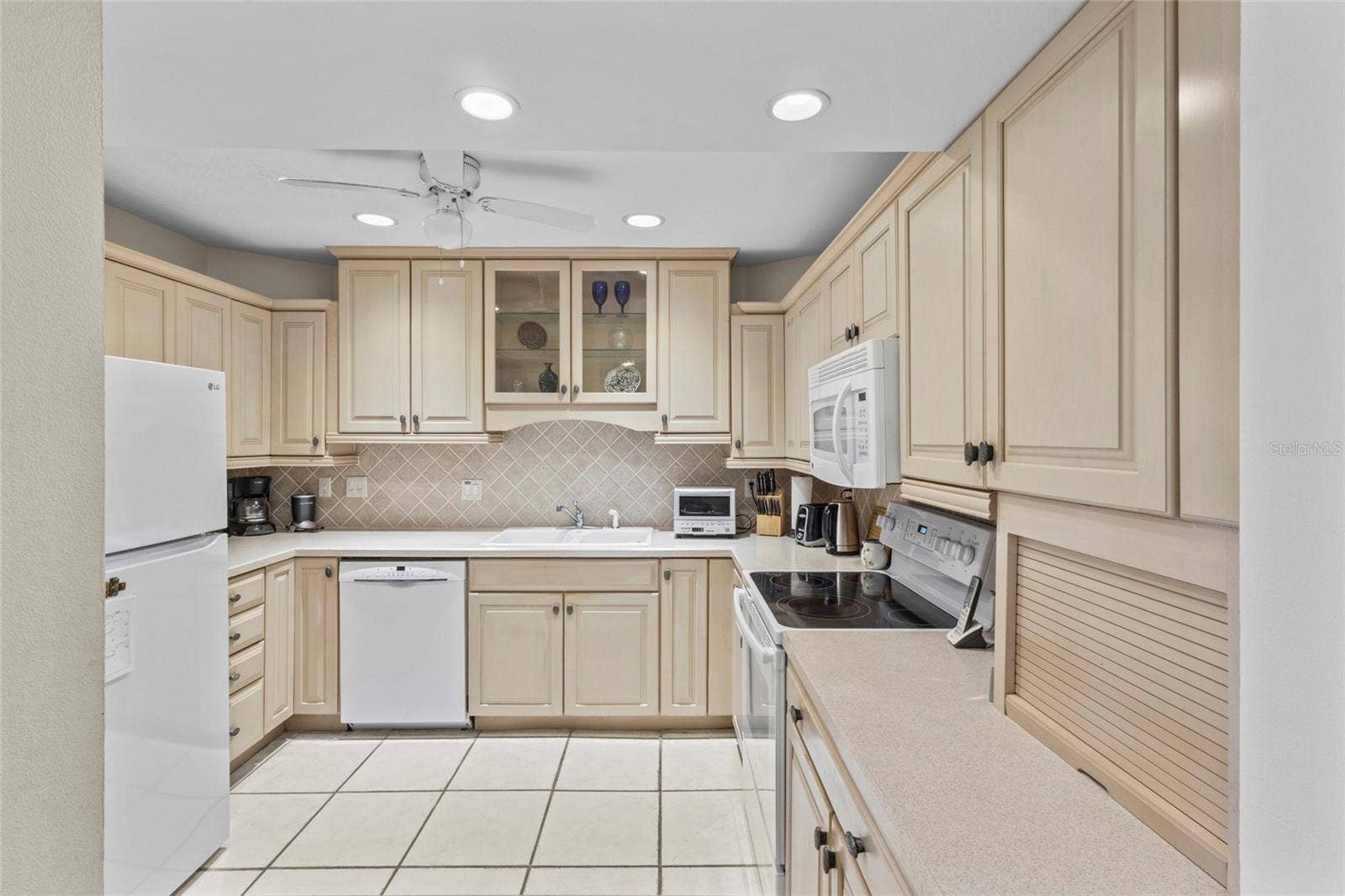 1633 BOATHOUSE CIRCLE, #232, Sarasota, FL 34231 Kitchen