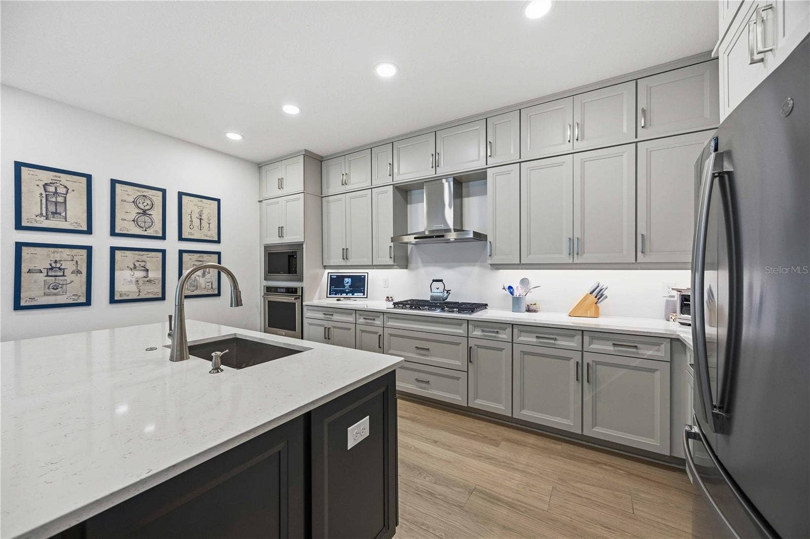 18652 DAYSPRING PLACE, Venice, FL 34293 Counter tops and cabinetry.