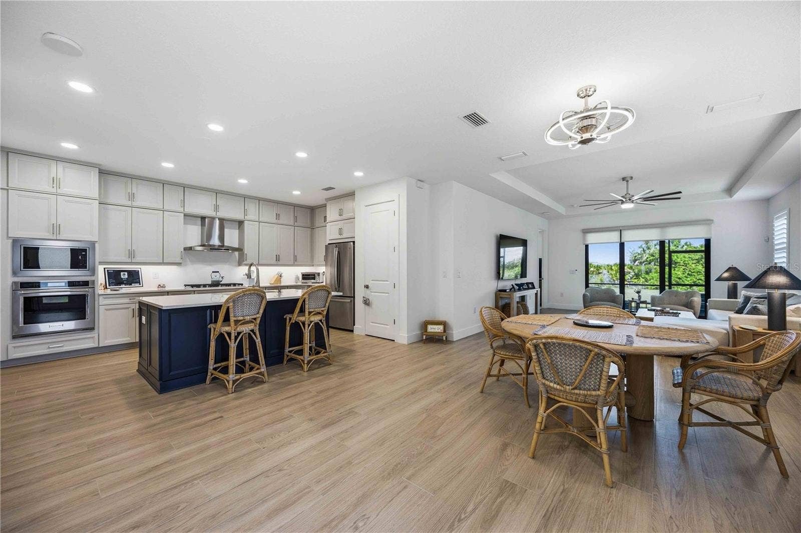 18652 DAYSPRING PLACE, Venice, FL 34293 Kitchen and dining.