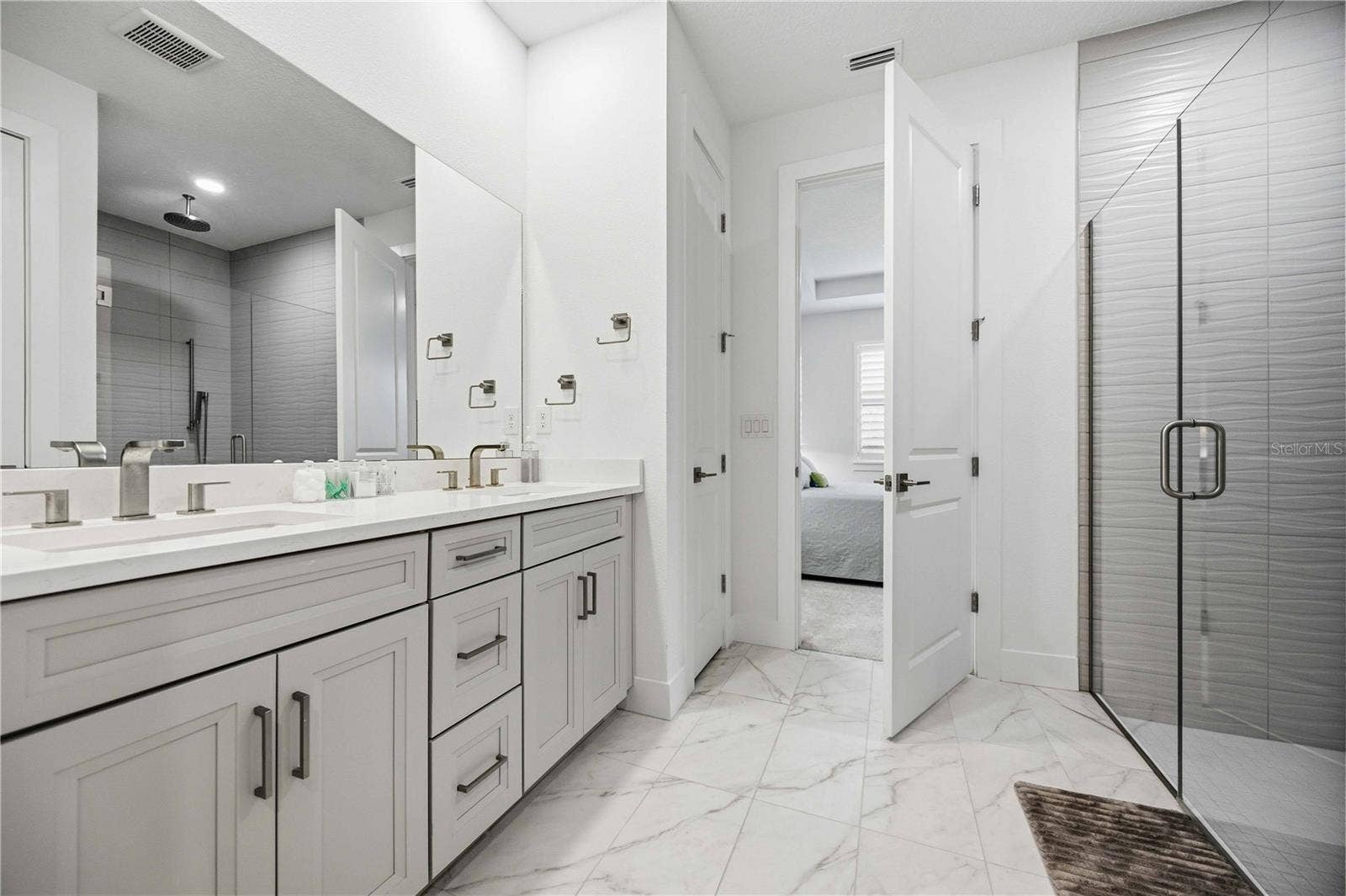 18652 DAYSPRING PLACE, Venice, FL 34293 Primary bathroom.