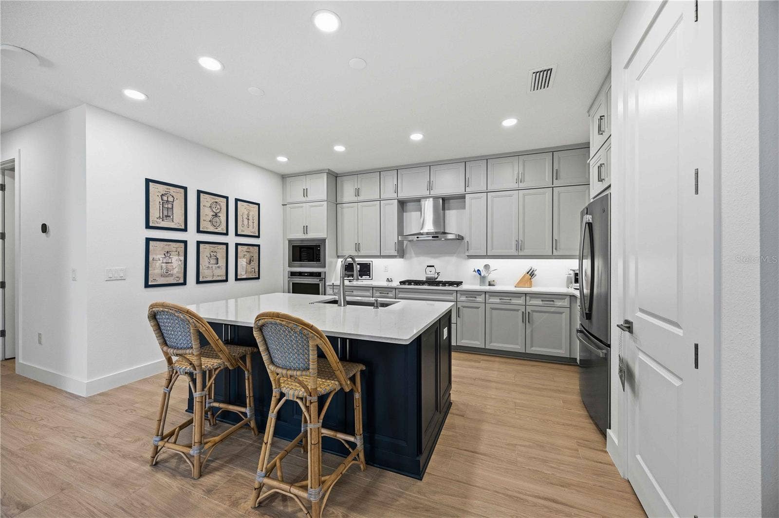 18652 DAYSPRING PLACE, Venice, FL 34293 Kitchen seating.
