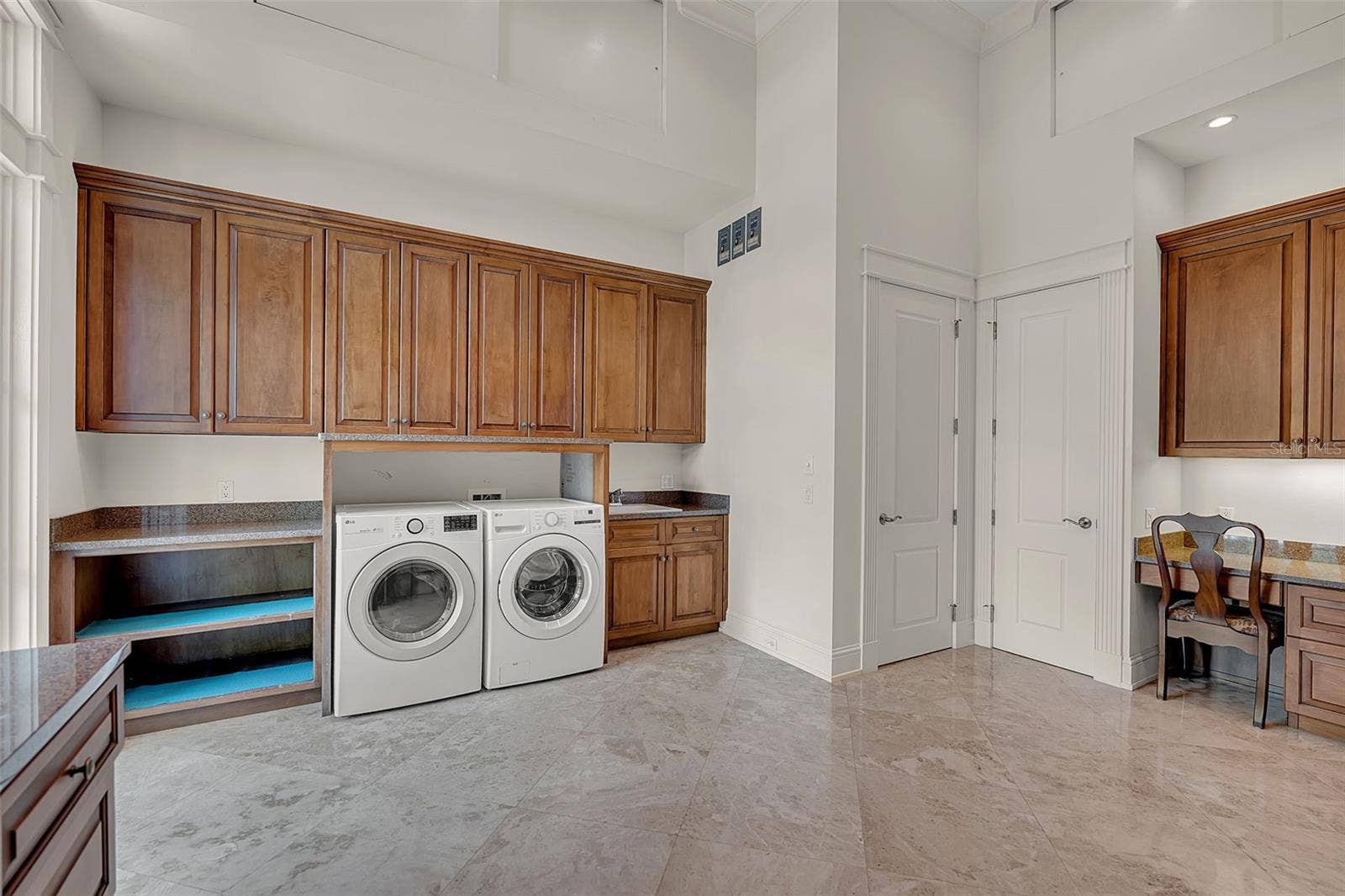 8132 SANDERLING ROAD, Sarasota, FL 34242 EXTRA LARGE LAUNDRY ROOM
