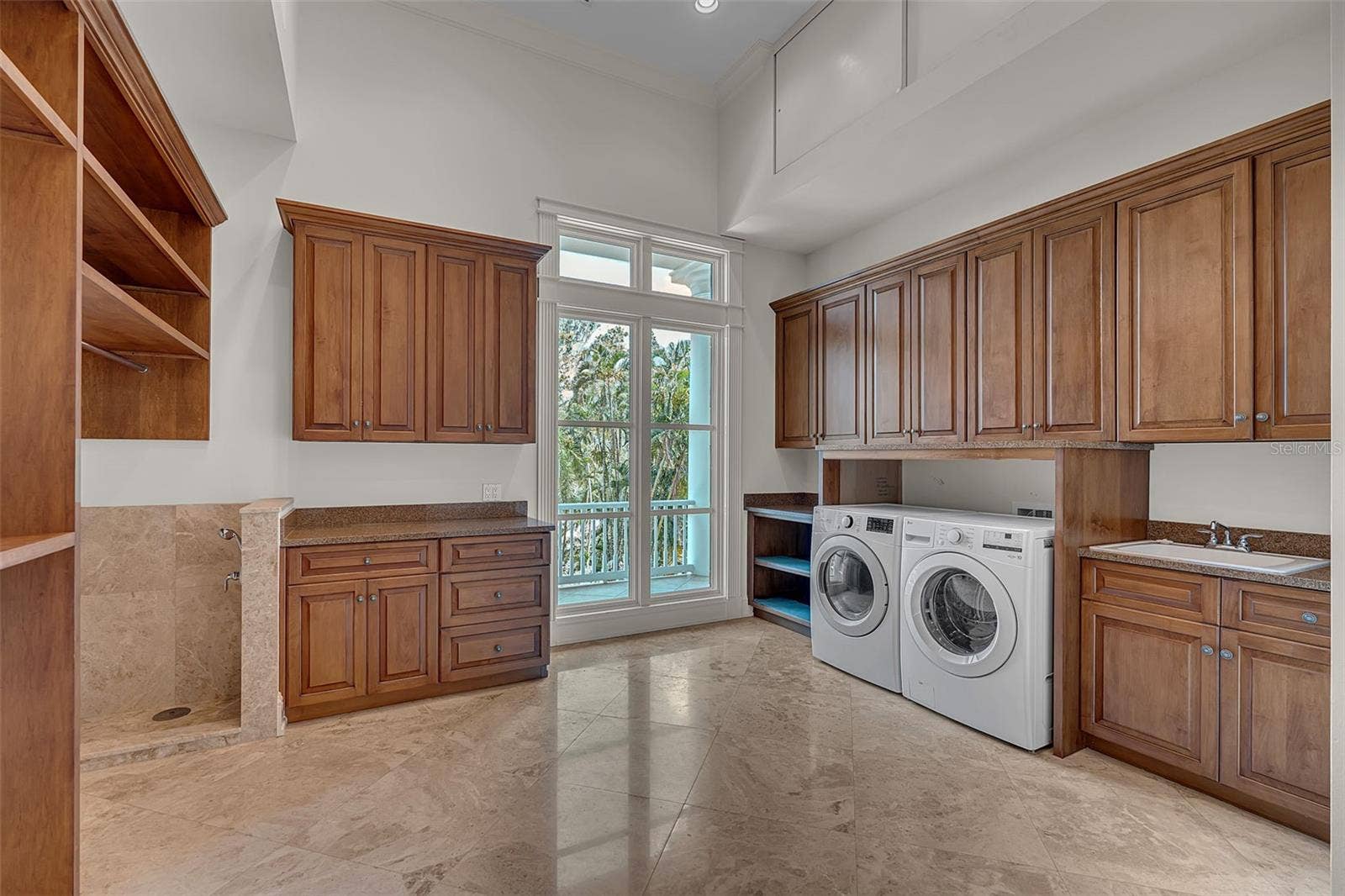 8132 SANDERLING ROAD, Sarasota, FL 34242 EXTRA LARGE LAUNDRY ROOM
