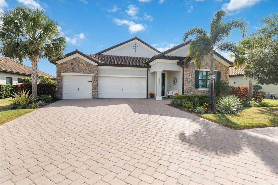 Property photo for 7131 WHITTLEBURY TRAIL, Bradenton, FL