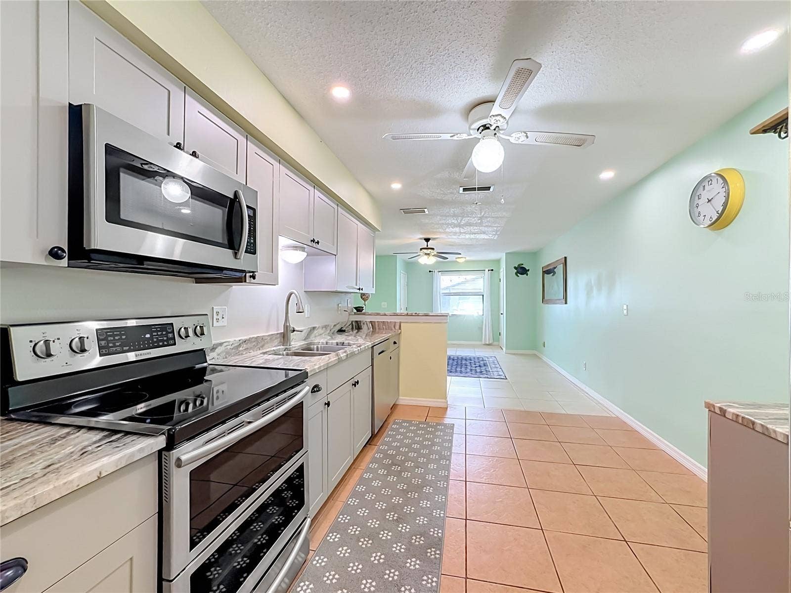 4190 66TH STREET CIRCLE W, #O, Bradenton, FL 34209 Newer appliances Stainless steel .