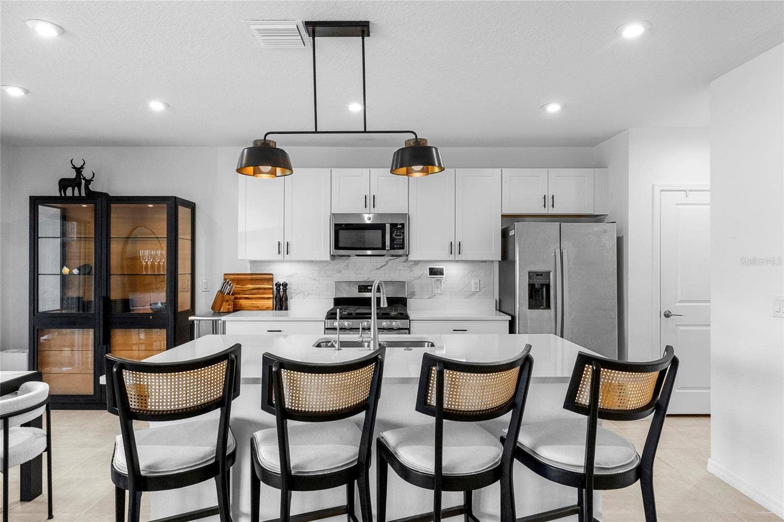 6365 SPRINGMONT LOOP, Palmetto, FL 34221 Kitchen with Breakfast Bar