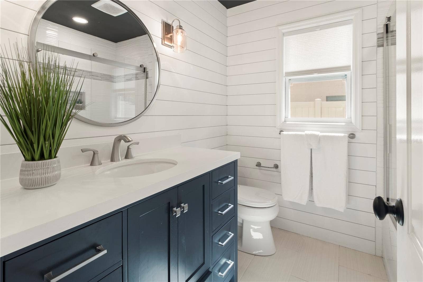 7905 55TH STREET E, Palmetto, FL 34221 FULL HALL BATH W/PLANK WALLS & ACCENT LIGHTING BETWEEN 2 BEDROOMS - SPLIT FLOOR PLAN