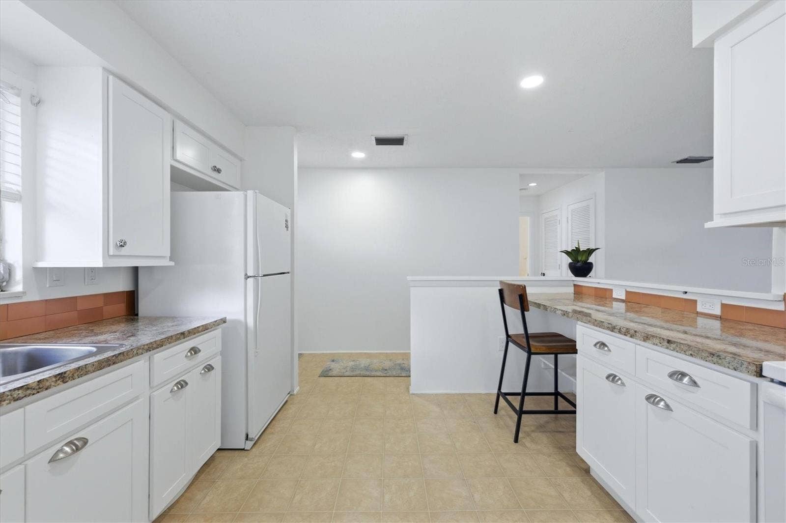 4538 PAWNEE TRAIL, #197, Sarasota, FL 34233 Spacious kitchen with convenient pull out drawers