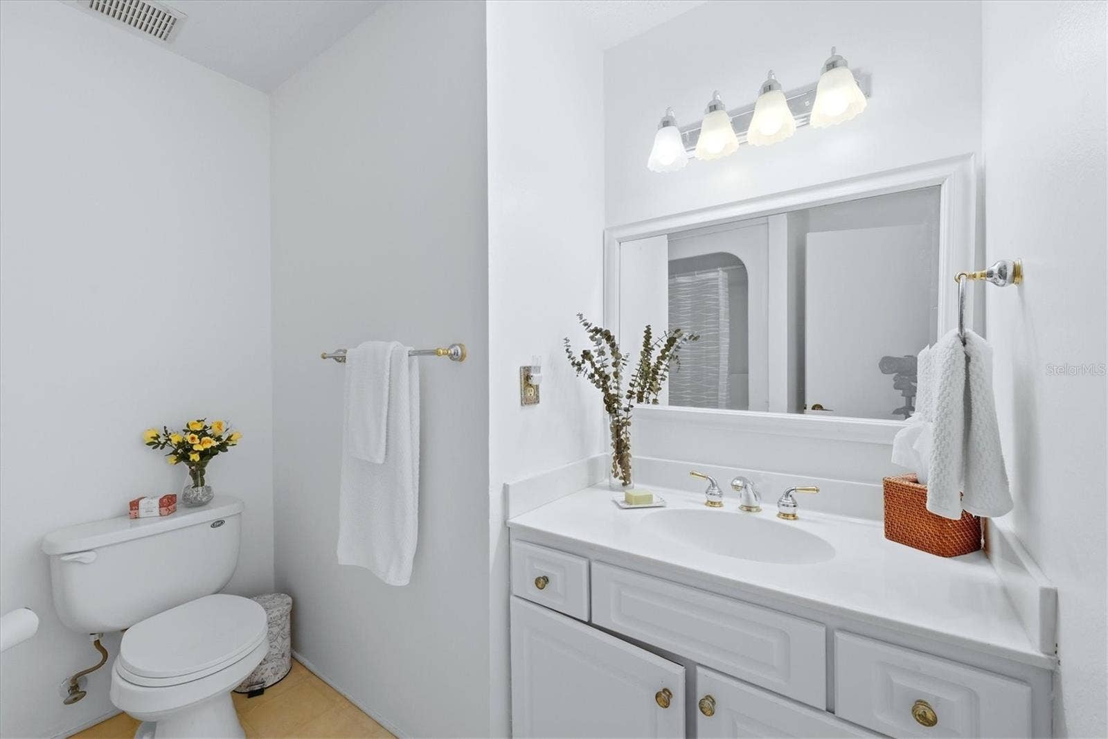 4538 PAWNEE TRAIL, #197, Sarasota, FL 34233 Guest bath