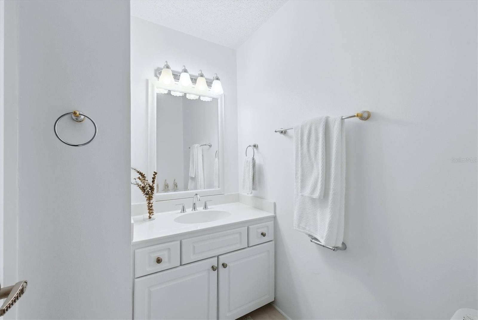 4538 PAWNEE TRAIL, #197, Sarasota, FL 34233 En-suite vanity area