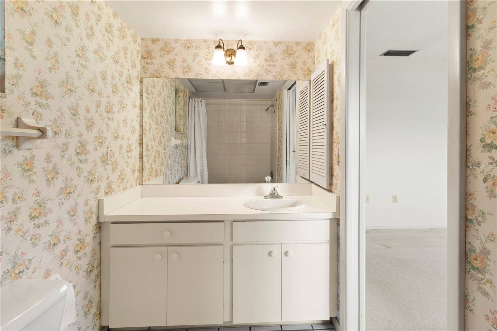 7011 10TH AVENUE W, Bradenton, FL 34209 en-suite bath