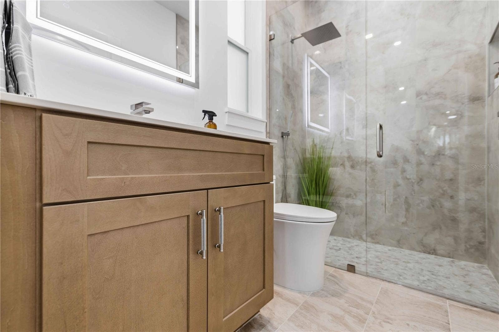 1354 TEAROSE PLACE, Sarasota, FL 34239 Jack-n-Jill Bath