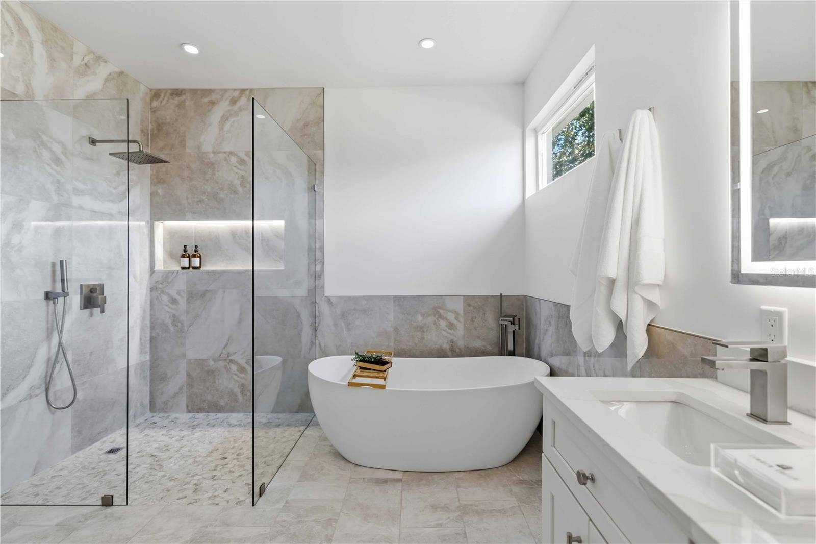1354 TEAROSE PLACE, Sarasota, FL 34239 Primary Ensuite Bathrm