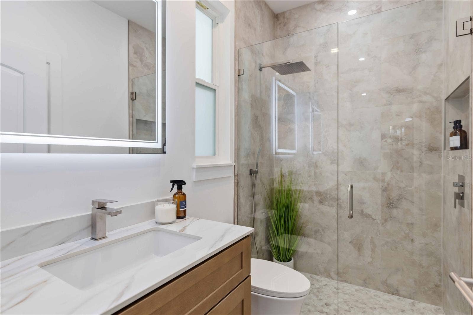 1354 TEAROSE PLACE, Sarasota, FL 34239 Jack-n-Jill Bath