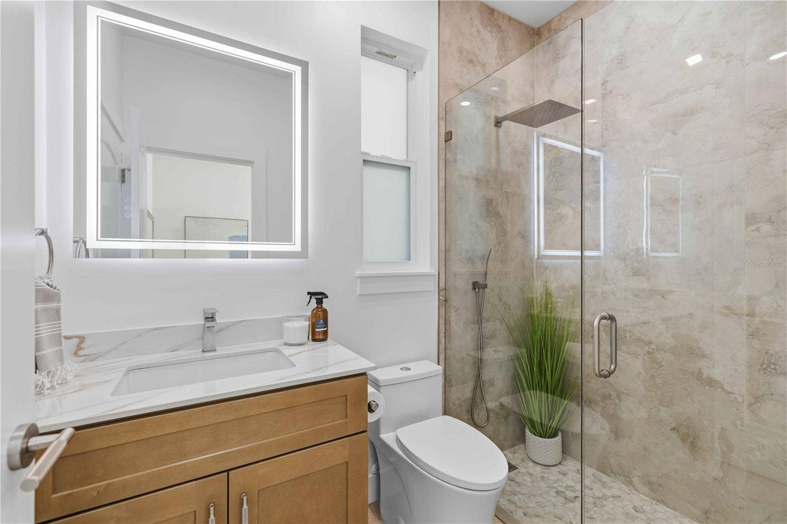 1354 TEAROSE PLACE, Sarasota, FL 34239 Jack-n-Jill Bath
