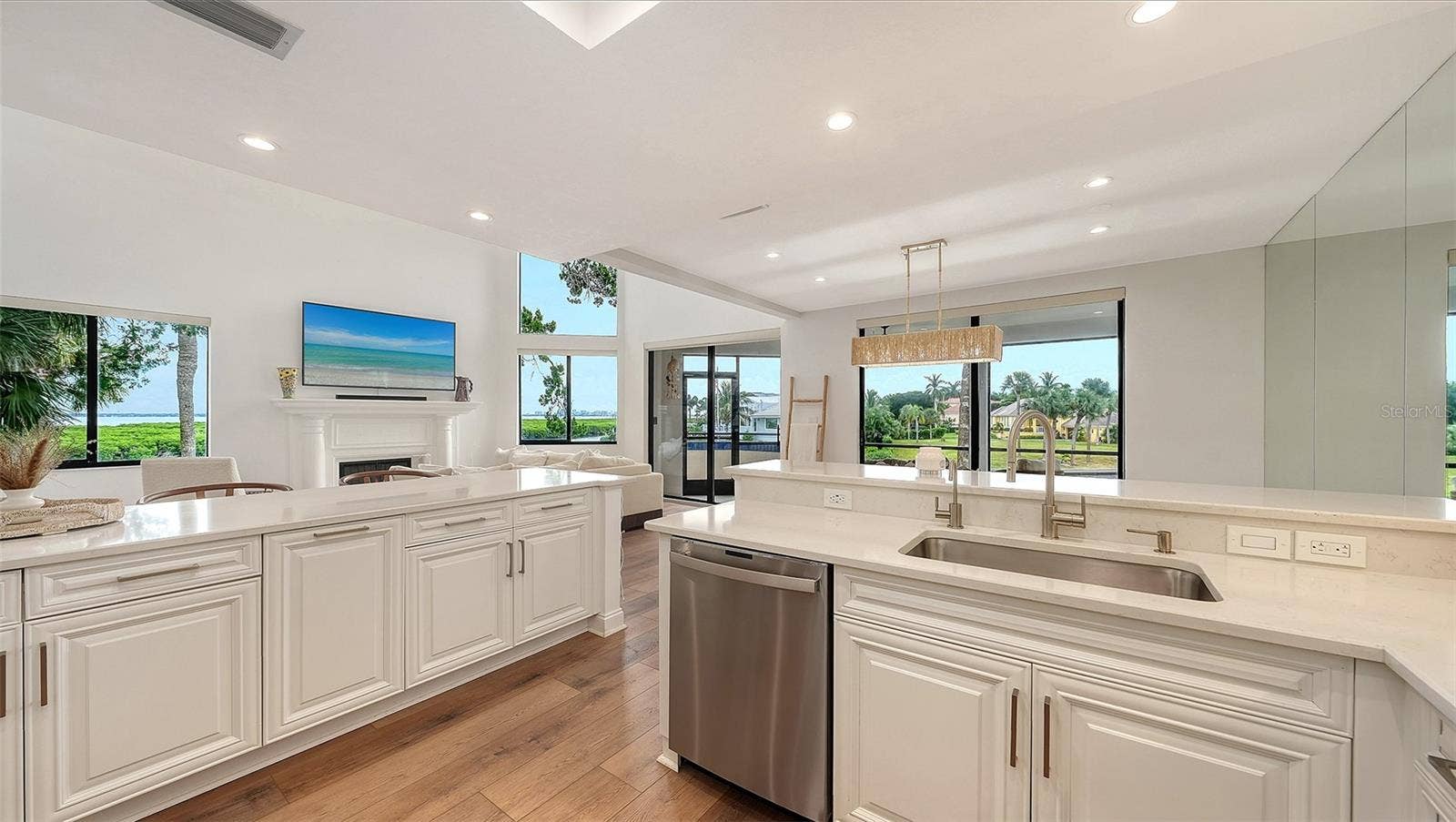 CREAMY QUARTZ WITH SOFT NEUTRAL  HARDWOOD FLOORS