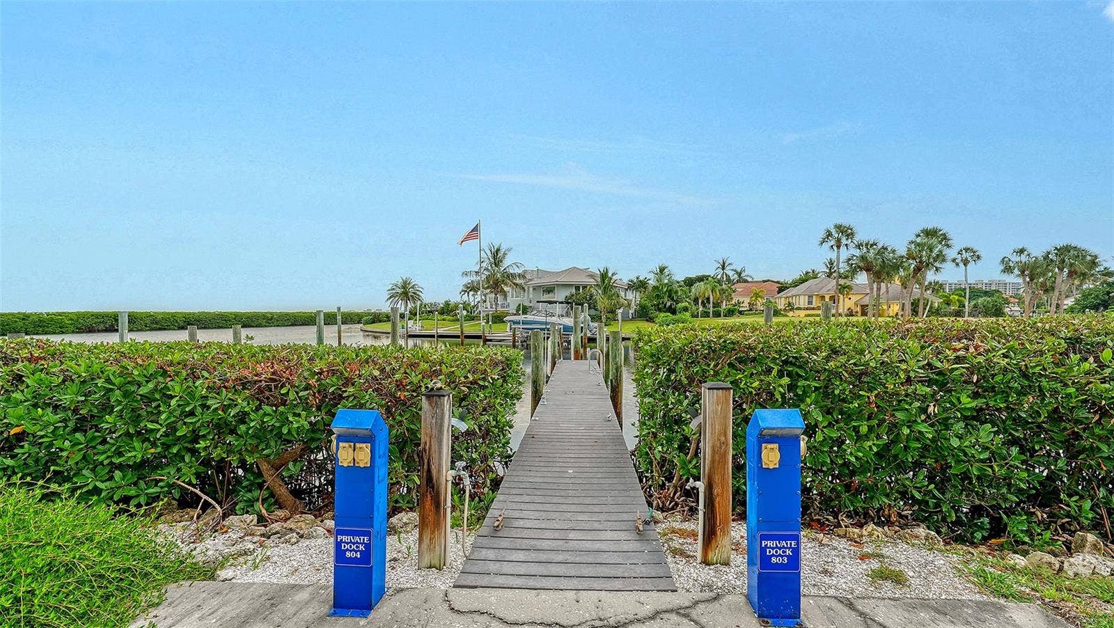 YOUR PRIVATE DOCK W/ 240V & 110 V WITH WATER ... CRUSIE AWAY ALL DAY !