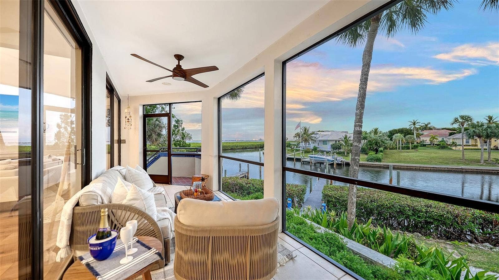 tHIS NICE SCREENED IN PORCH IS VERY RELAXING ON THE WATER