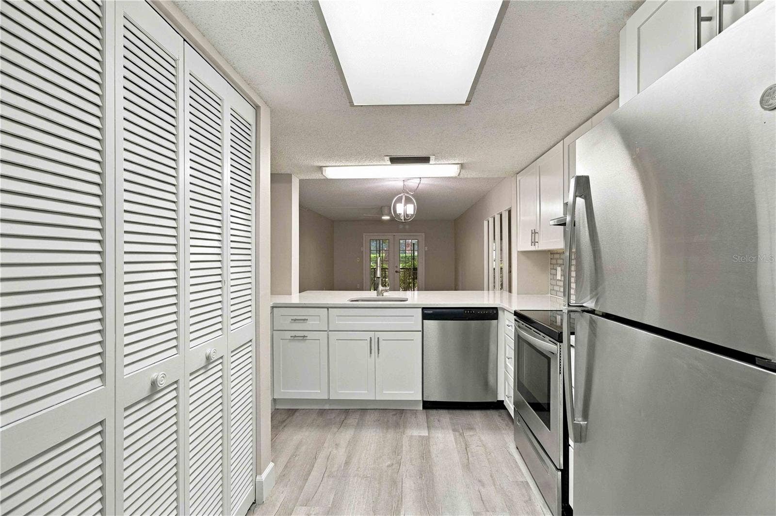 7500 40TH AVENUE W, #105, Bradenton, FL 34209 Kitchen