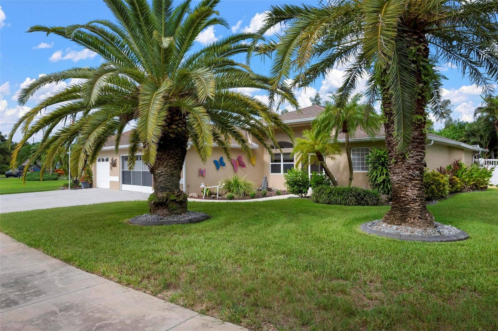586 OAK BAY DRIVE, Osprey, FL 34229 Rare three car garage.