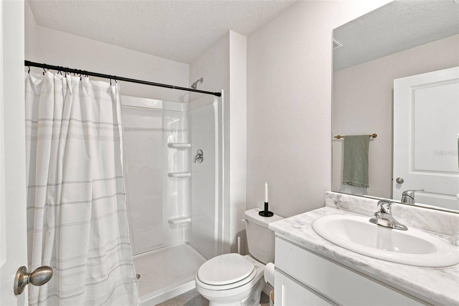6118 DISTANT HAZE PLACE, Palmetto, FL 34221 Guest bathroom