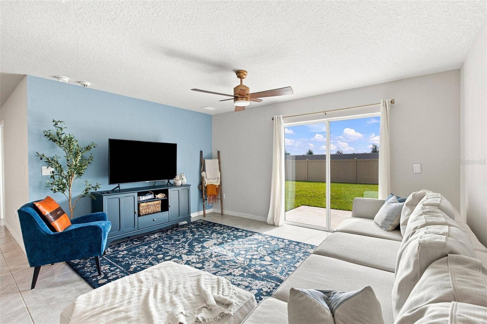 6118 DISTANT HAZE PLACE, Palmetto, FL 34221 Bright living room