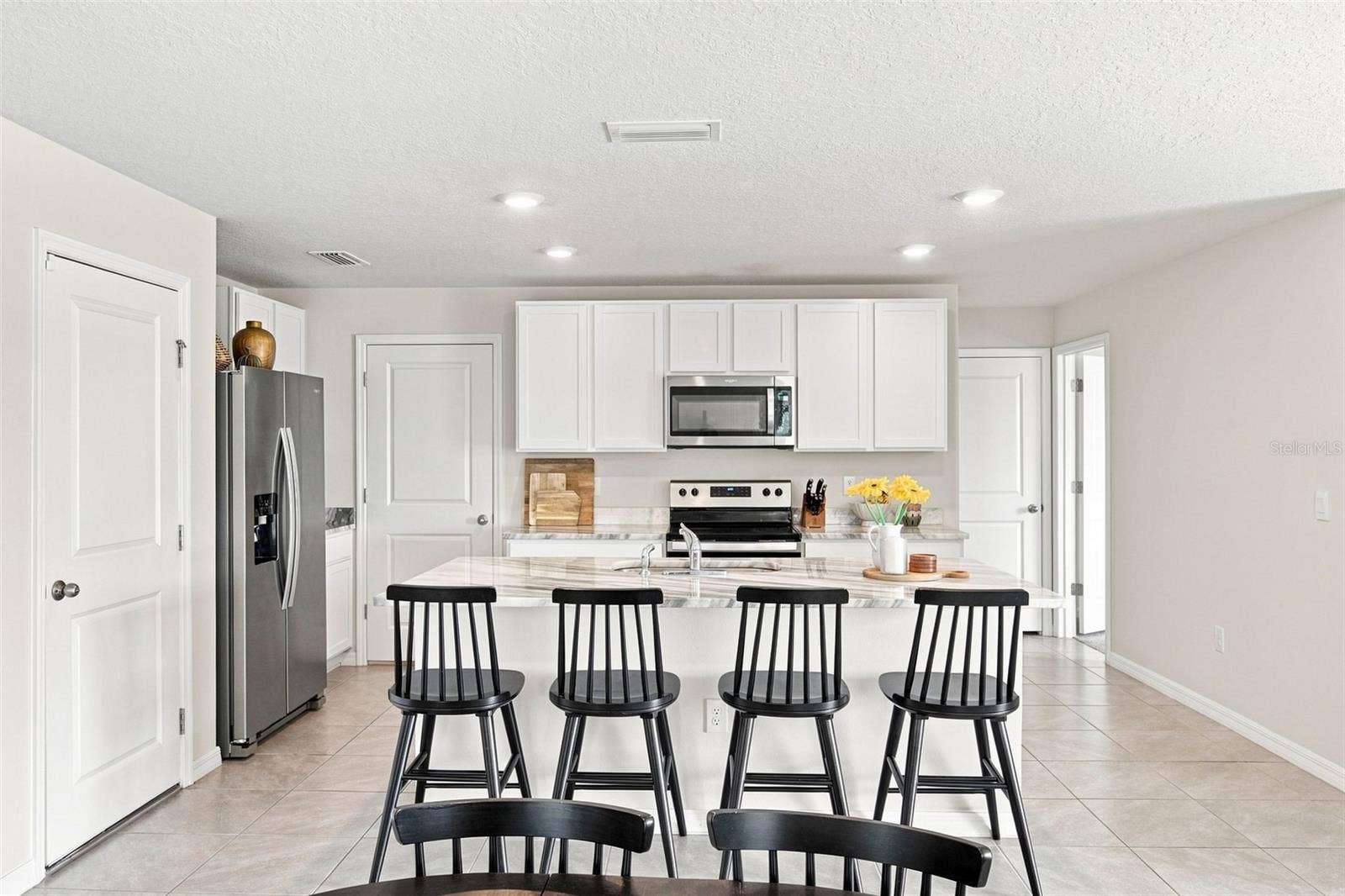 6118 DISTANT HAZE PLACE, Palmetto, FL 34221 Bright, like-new kitchen with eat-in counter space