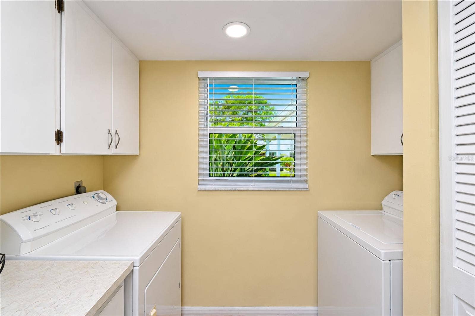 9406 ANDOVER CIRCLE, Bradenton, FL 34210 Indoor laundry