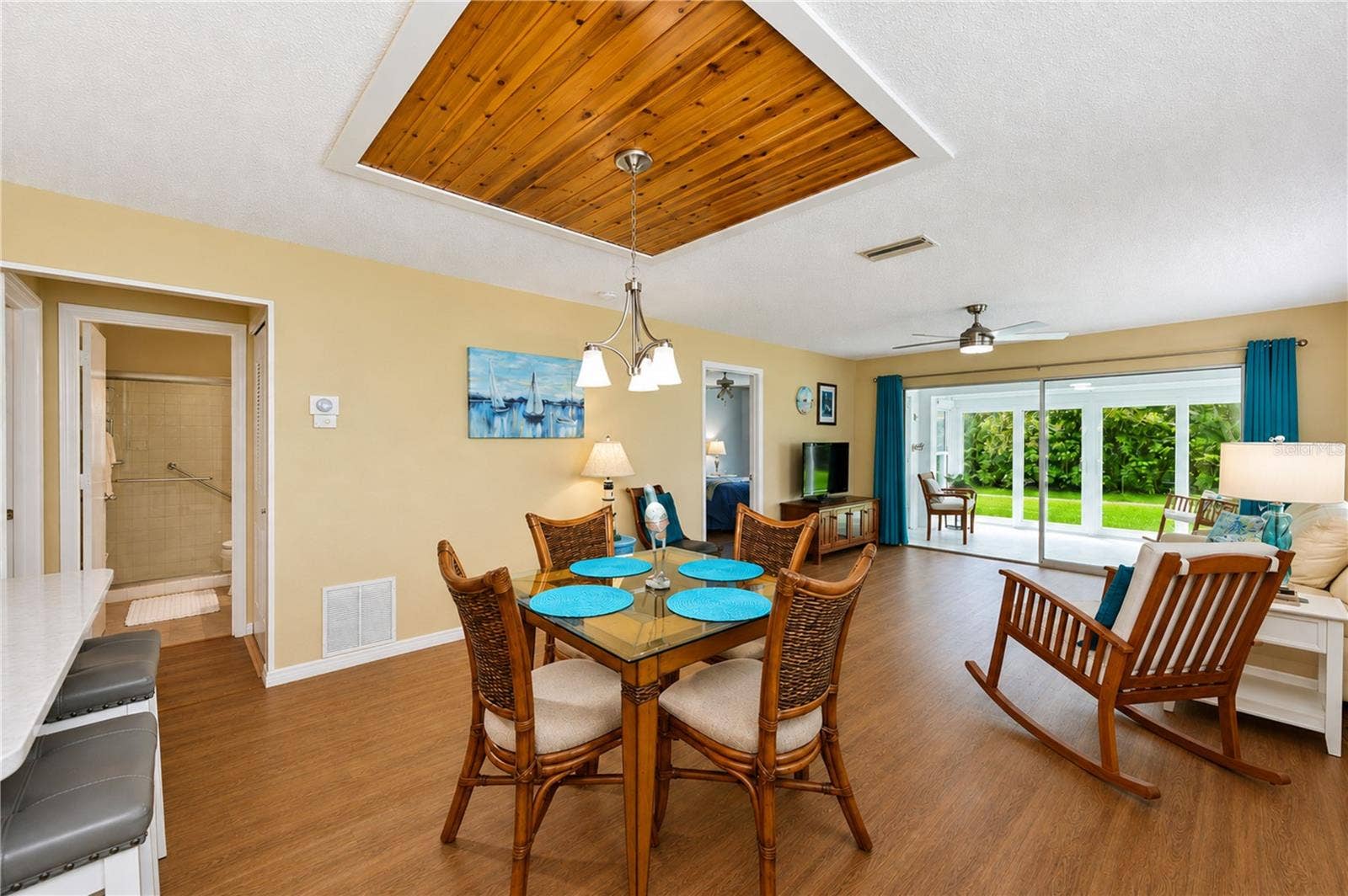 9406 ANDOVER CIRCLE, Bradenton, FL 34210 Dining through to lanai