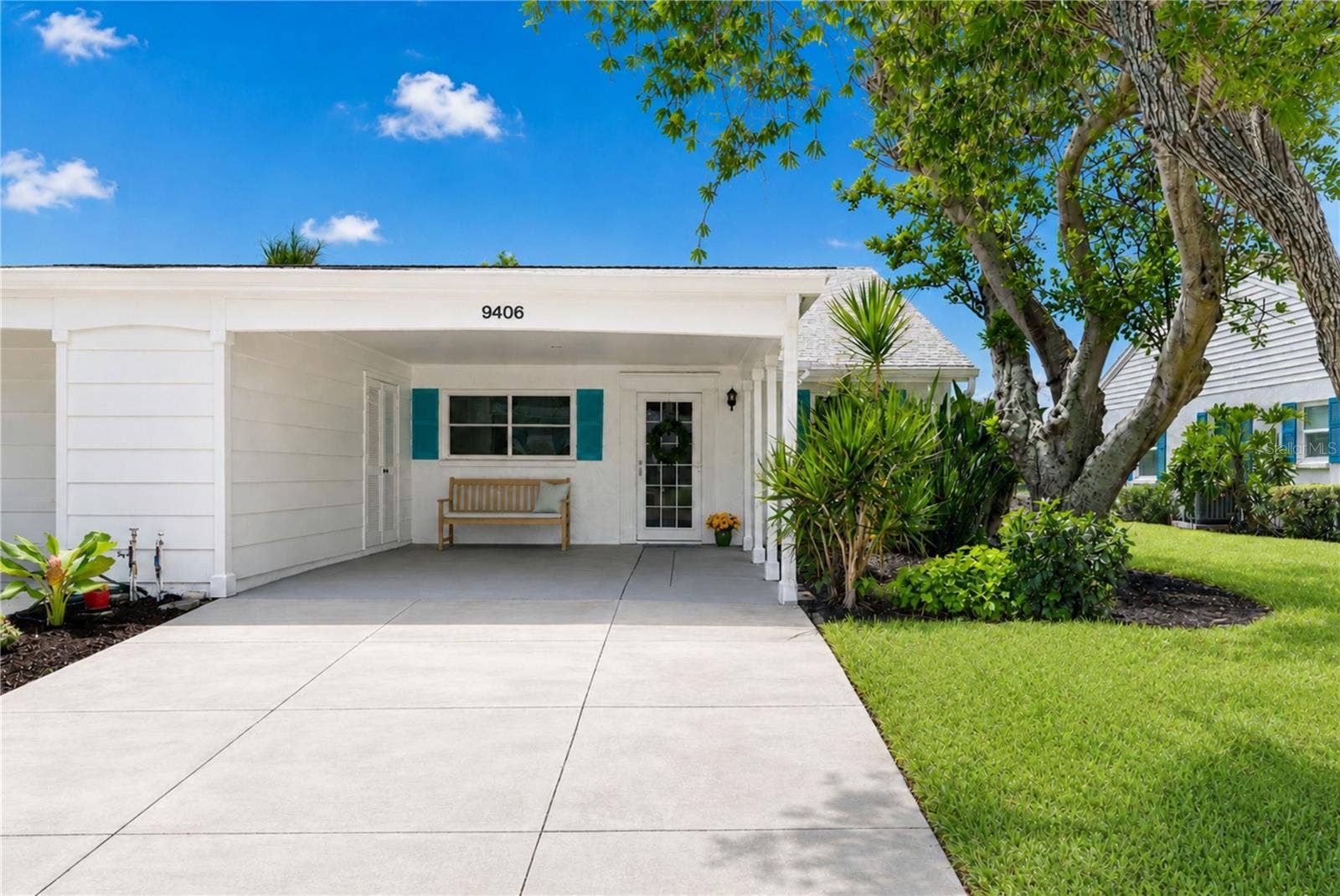 9406 ANDOVER CIRCLE, Bradenton, FL 34210 Villa carport and driveway