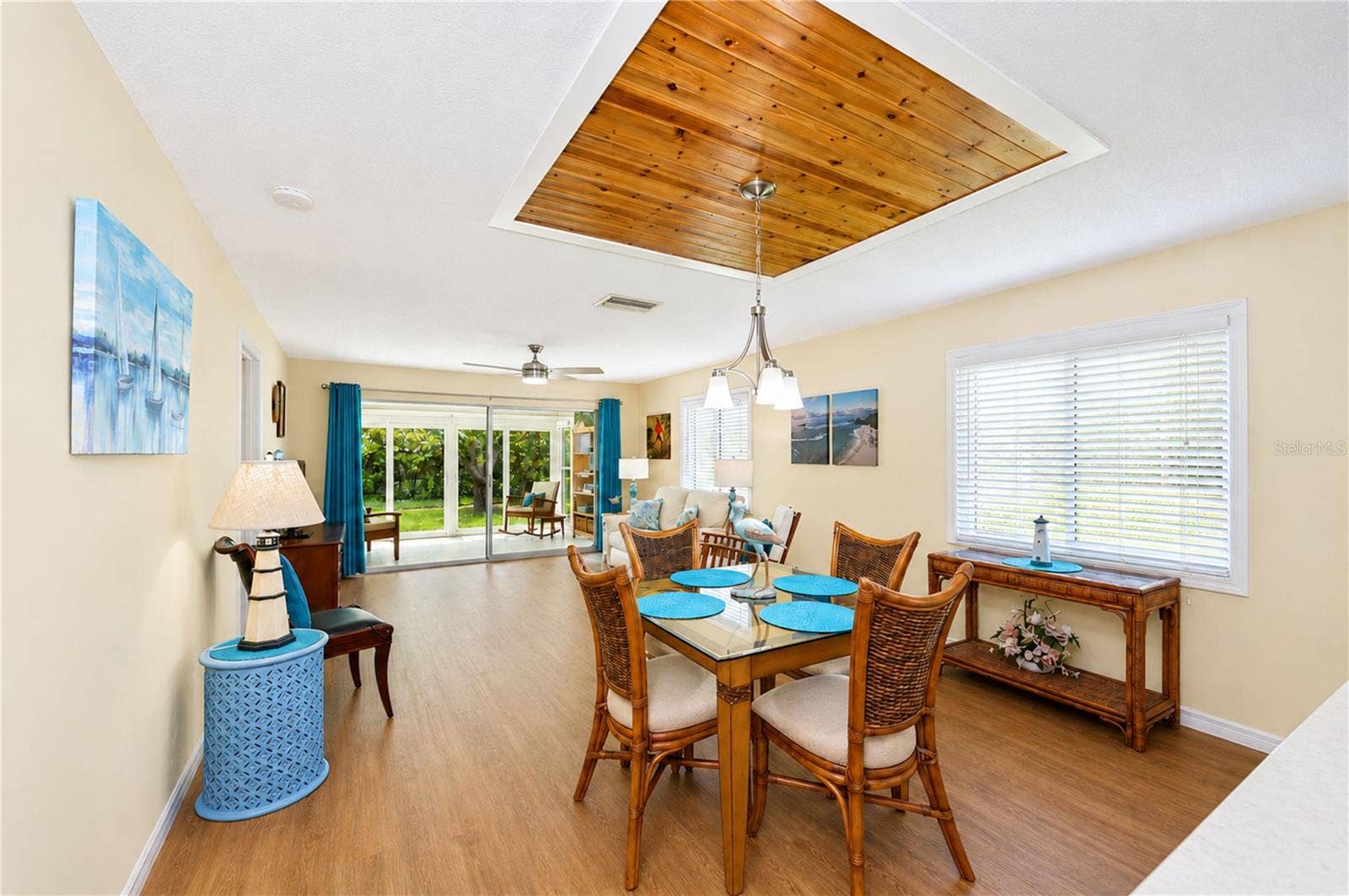 9406 ANDOVER CIRCLE, Bradenton, FL 34210 Dining through to lanai